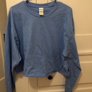 Gildan Cropped Long Sleeve Shirt (size xl)